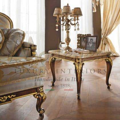 Marbre botticino incrusté pour table basse de luxe exclusive chic en bois massif de style royal baroque vénitien en bois massif sophistiqué à la feuille d'or Fabrication artisanale de meubles artisanaux italiens.