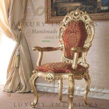 Элегантные деревянные стулья в классическом стиле для роскошной стелой элитного дома от производителя мебели премиального класса сделано в Италии королевский стиль