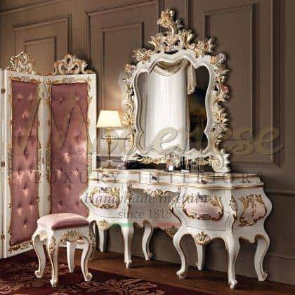 精致实木风格的威尼斯粉色化妆台 威尼斯皇家镜子 手工定制绘画椅子 施华洛世奇按钮 经典的四面板镜子 施华洛世奇按钮 细节威尼斯手工绘画 室内美丽经典意大利风格家具 威尼斯风格