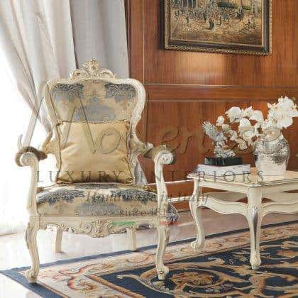 idées de fauteuils de style baroque classique en bois massif de meilleure qualité raffinées fabriquées en Italie tissus précieux sur mesure villa royale bureau salon fauteuils meilleures décorations intemporel décoration sur mesure luxe vie cher exclusif fabriqué en Italie intérieurs artisanaux