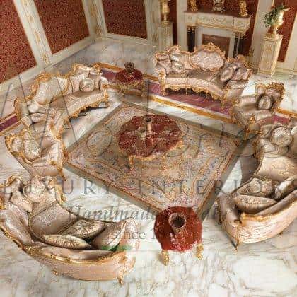 传统手工制作的意大利顶级品质家具 实木雕刻覆满金叶装饰的沙发 优雅的客厅设计理念 豪华的家居装潢 昂贵的手工装饰设计 细节优雅的家装 宏伟的别墅内饰