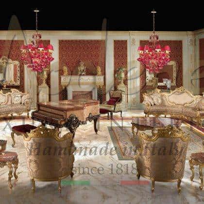 精致的意大利实木沙发搭配典雅面料 皇家宫殿风格别墅豪华客厅 最优质的意大利家具佐以手工经典内饰 独家威尼斯 巴洛克及维多利亚时代设计 奢华的传统意大利工艺法式家具仿制品