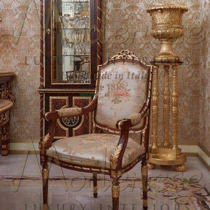 Элегантные деревянные стулья в классическом стиле для роскошной стелой элитного дома от производителя мебели премиального класса сделано в Италии