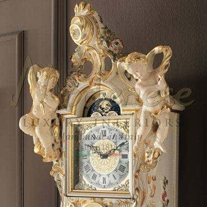 تصميم إيطالي أنيق ، منحوتات وأثاث على ساعة الجد ، تفاصيل نهائية بالأوراق الذهبية ، من الخشب الصلب المصقول و الأنيق المصنوع في إيطاليا ، أثاث على طراز الباروكي ، مصنوع يدويًا من طراز البندقية ، الإمبراطورية الفاخرة ، أثاث إيطالي أنيق.