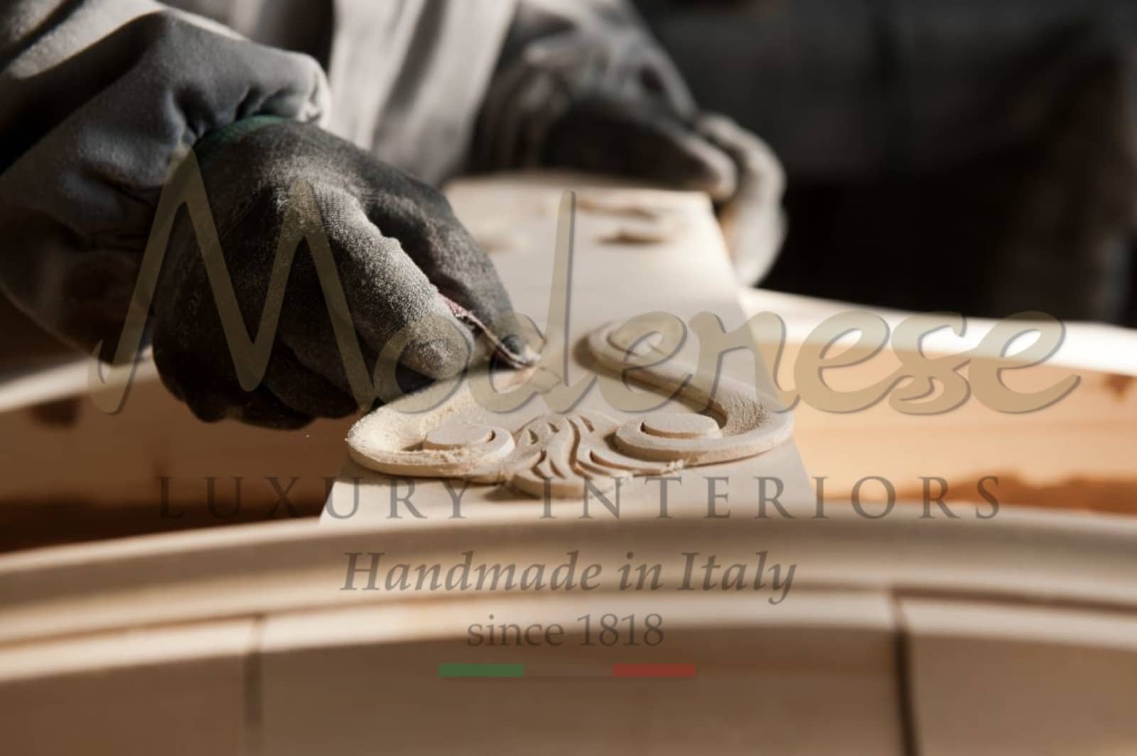 аутентичный дизайн, роскошная итальянская мебель, лакированная деревянная мебель в классическом стиле, сделано в Италии, производство цельной древесины, ручная отделка, высокие стандарты качества, краска, ремесленники, мастерство, квалифицированные мастера, традиции, ручная работа