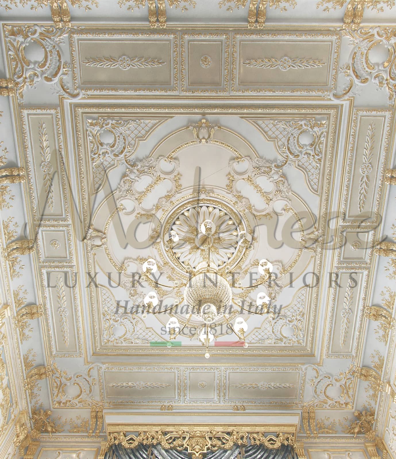 резной деревянный потолок, золотые детали, применение сусального золота ручной работы в стиле барокко, классические идеи дизайна интерьера, элегантный, стильный декор, роскошная люстра, буазери, индивидуальный дизайн, индивидуальный дизайн на заказ, вилла, дворец
