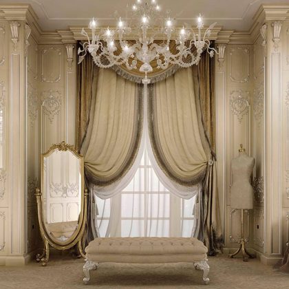 décoration de villa de luxe classique avec rideaux panneaux boiserie accessoires papier peint lustre Swarovski détails or tissus élégants meilleure qualité fabriqué en Italie