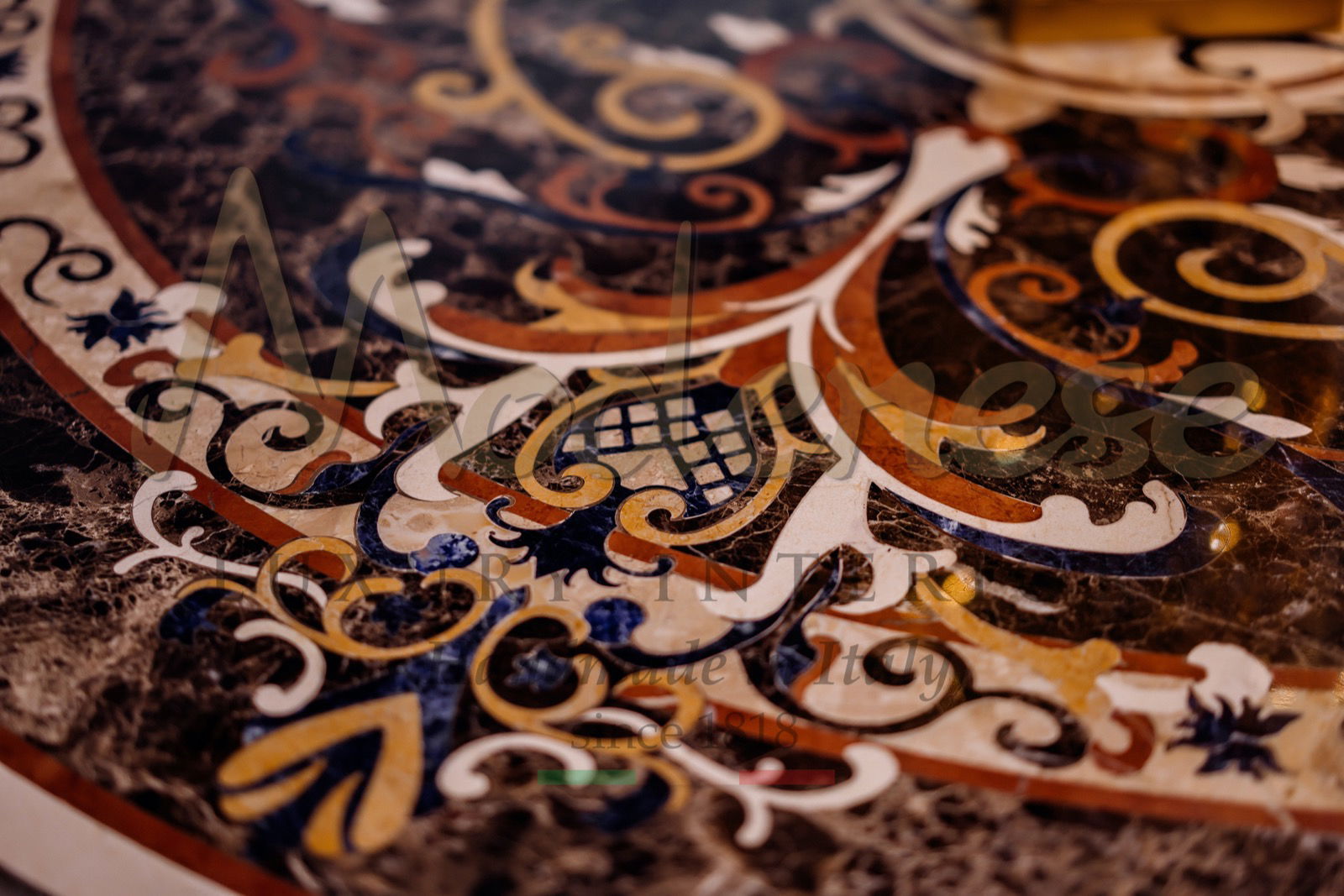 闪光的不一定是金子.. 也可能是青铜！Modenese Luxury Interiors 为古董杰作系列重现了黄铜和青铜的光彩。根据建筑趋势，这是当代 – 经典风格家居装饰的最新必备品