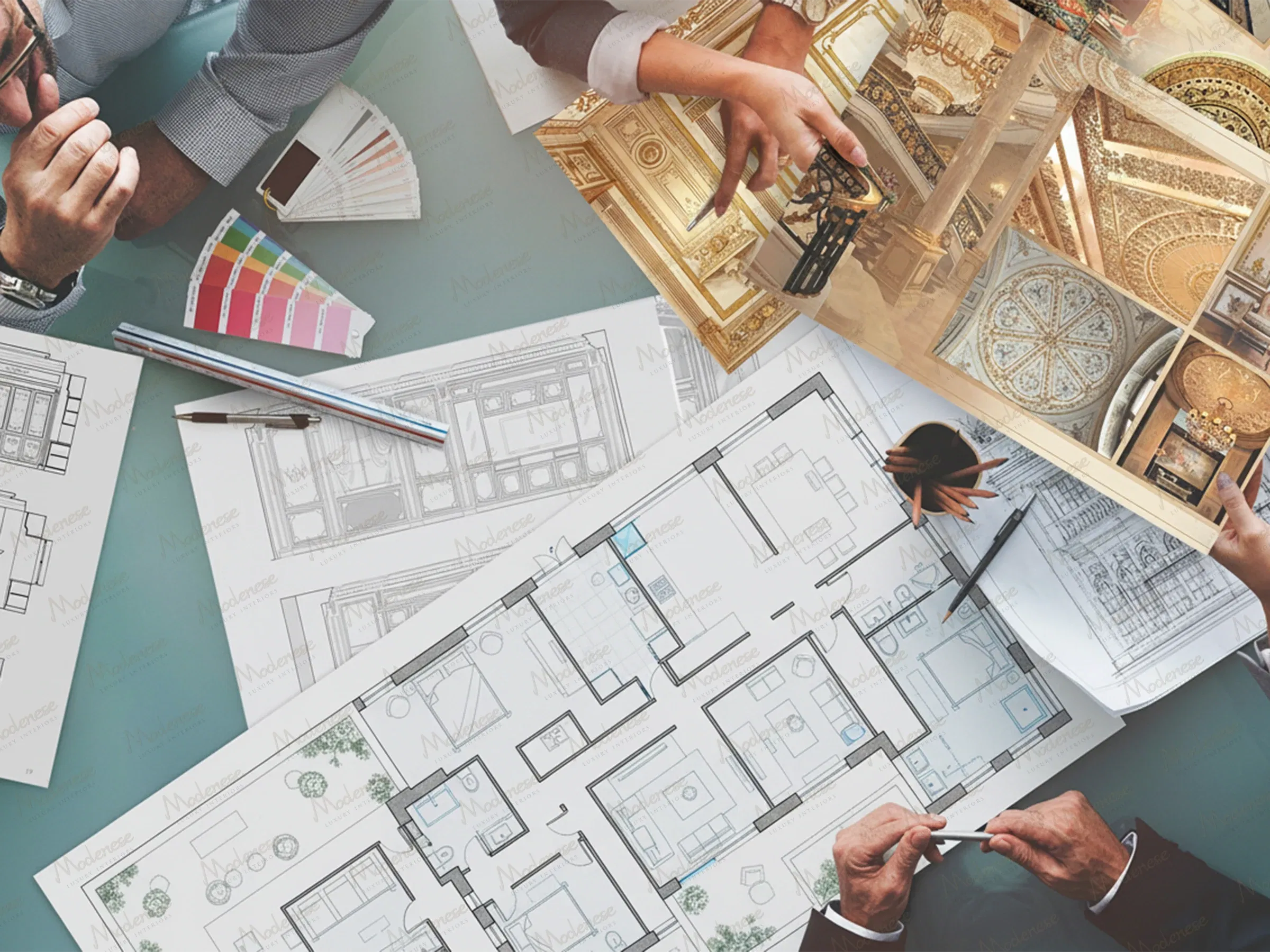 Планирование дизайна интерьера в Дубае с архитекторами, изучающими планы этажей, образцы цветов и примеры роскошных проектов на стеклянном столе