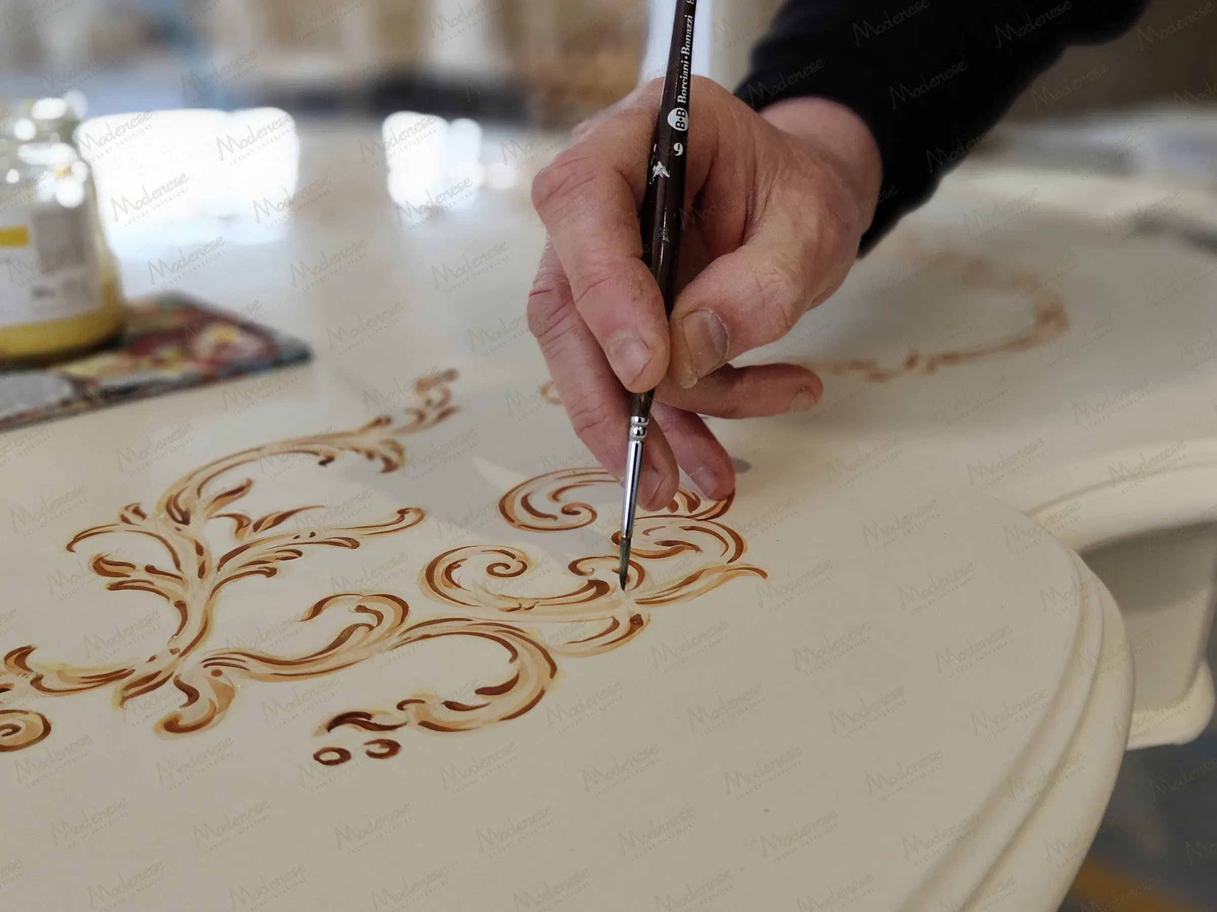 阿布扎比豪华工作室中，工匠在奶油色家具表面手工绘制错综复杂的花卉图案