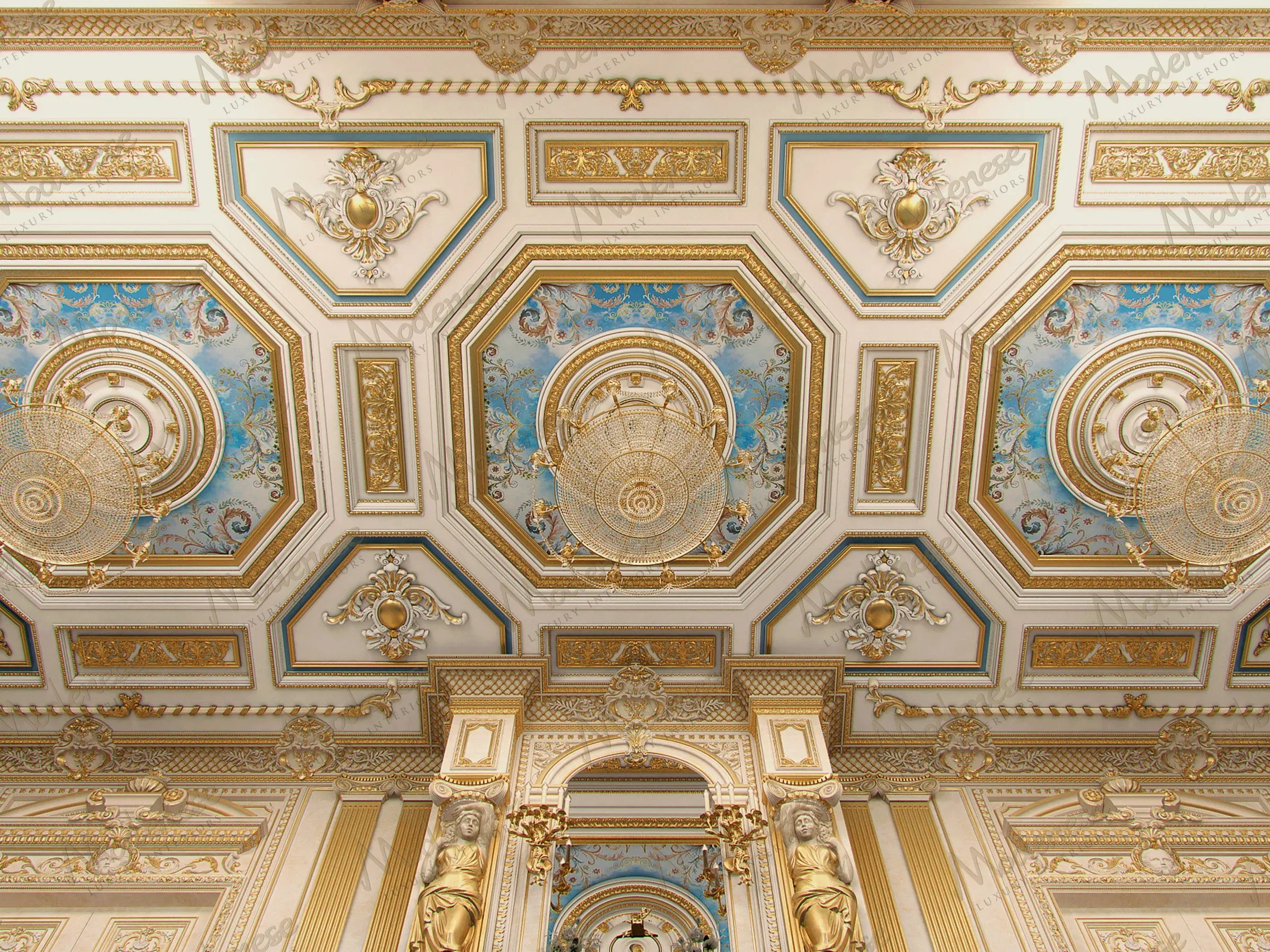Plafond orné dans une luxueuse villa présidentielle avec des panneaux à bordure dorée, des incrustations florales bleues et de grands lustres en cristal