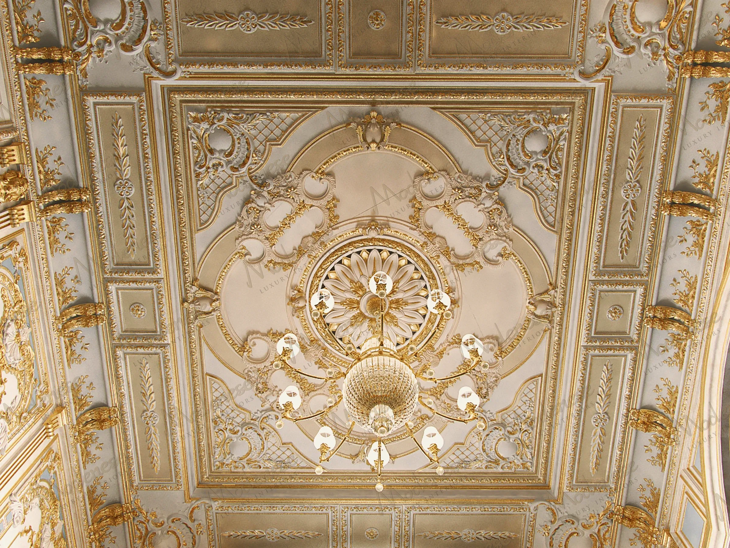 Conception de plafond élaborée dans une luxueuse villa présidentielle avec des moulures dorées, des accents floraux et un lustre central entouré de travaux de plâtre ornementaux