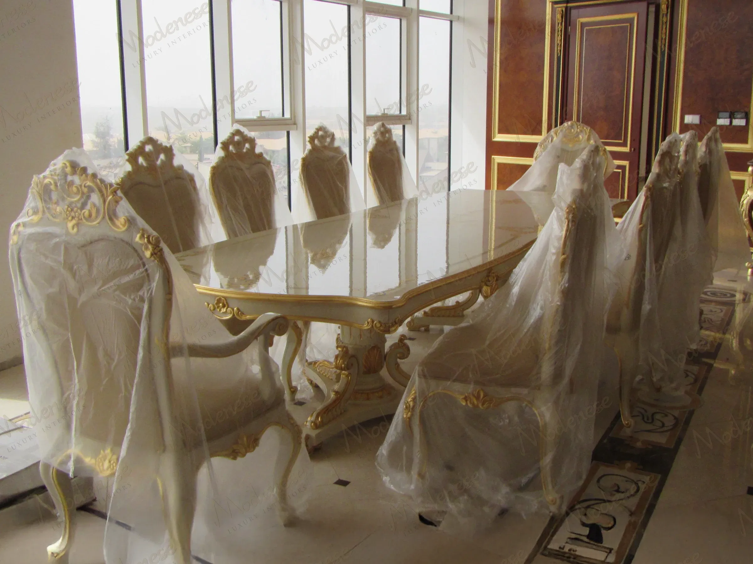 Внутренняя отделка интерьера под ключ грандиозного дворцового вестибюля с величественными лестницами, позолоченными украшениями и массивной хрустальной люстрой