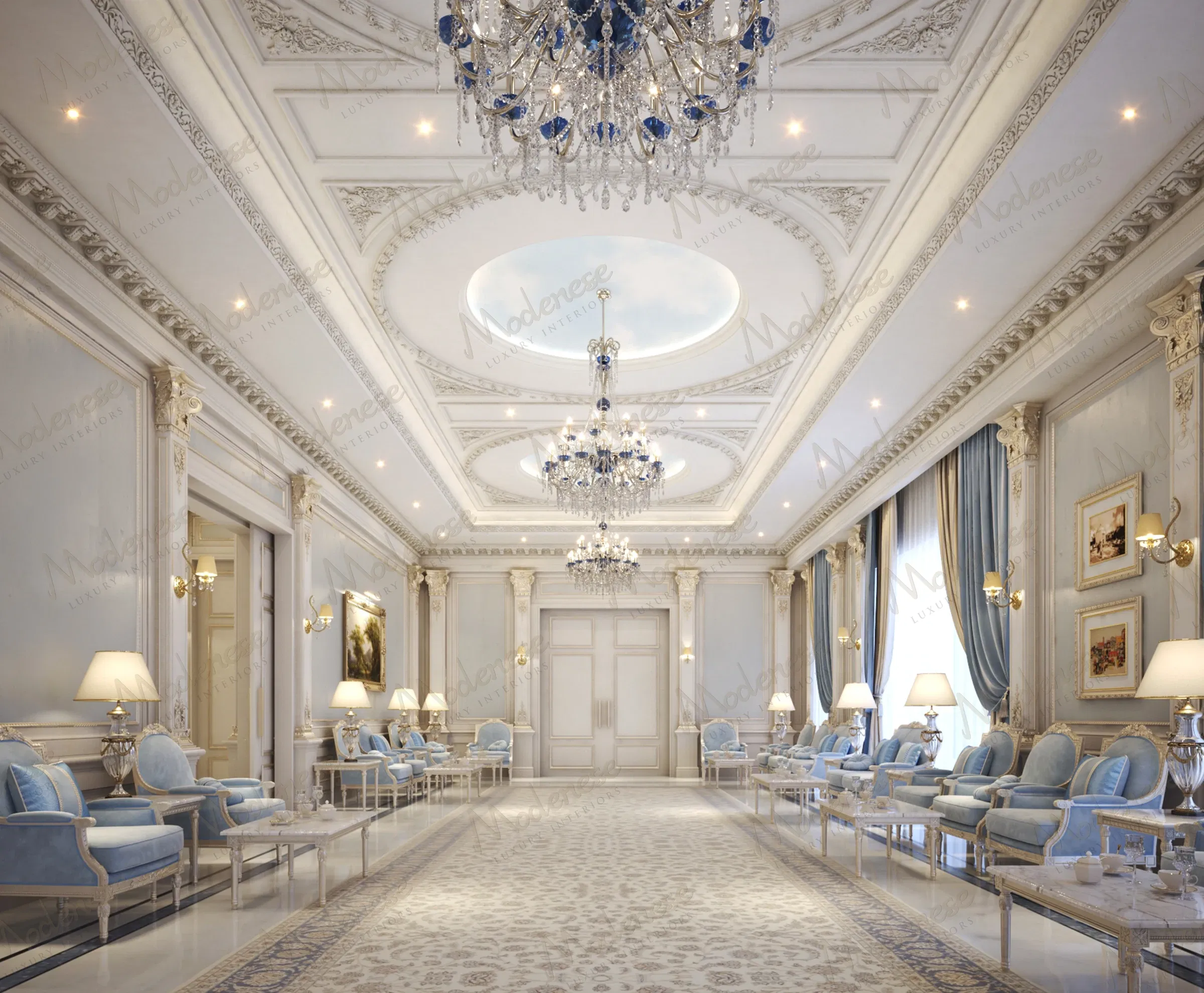 Неоклассический маджлис в приемной в Кувейте с богато украшенными потолочными молдингами, синими хрустальными люстрами и плюшевыми синими креслами, расположенными симметрично под высокими занавешенными окнами