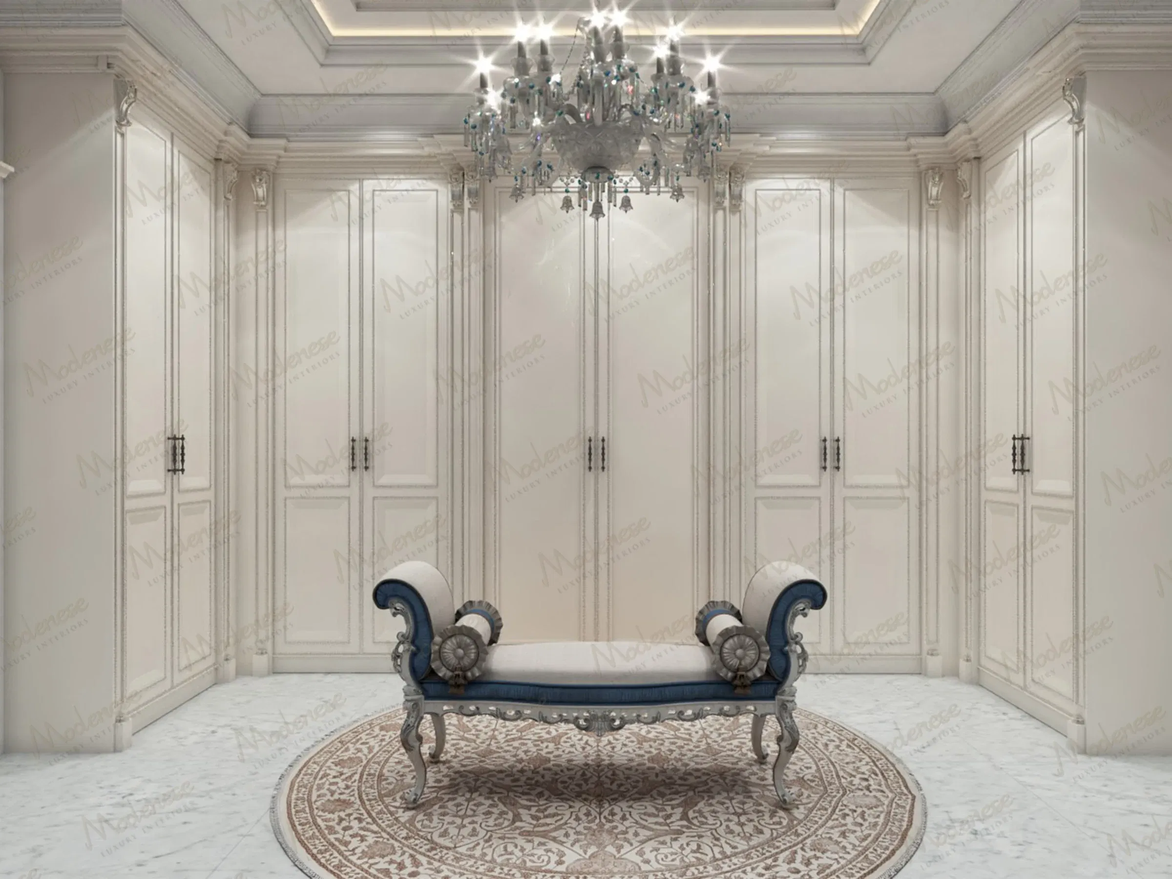 خزانة ملابس أنيقة في إقامة بأربيل مع خزائن كريمية من الأرض حتى السقف ومقعد منجد بلمسات زرقاء وثريا كريستالية