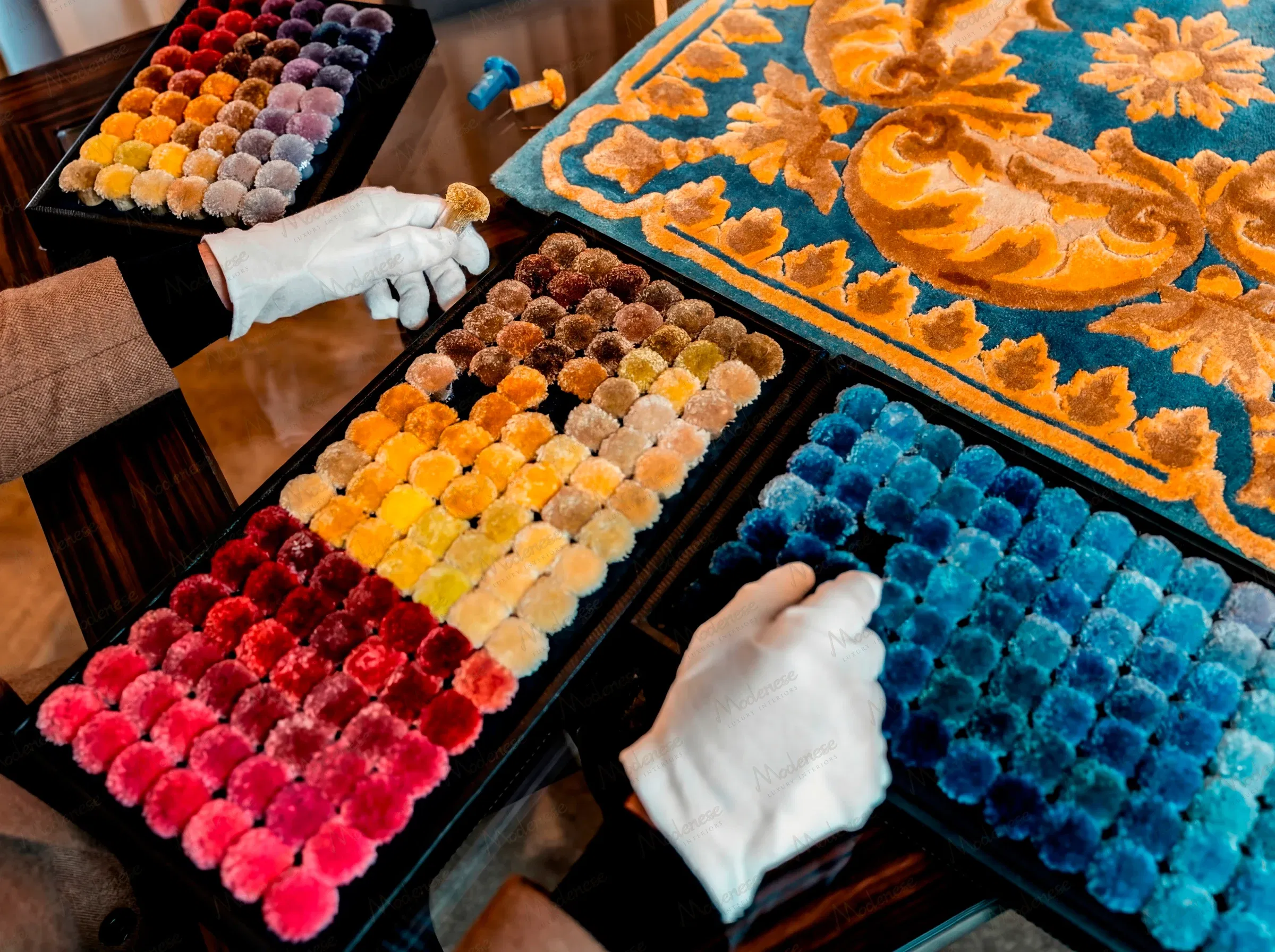 Дизайнерская студия с образцами роскошных ковров, изготовленных на заказ, эскизами ручной работы, ремесленным мастерством и индивидуальным дизайном ковров от Modenese Luxury Interiors