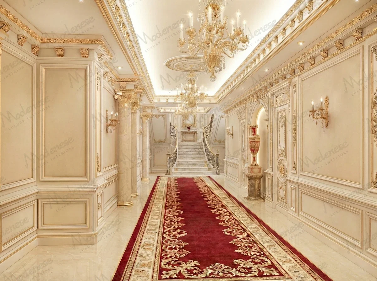 Великолепный холл в бахрейнском дворце с двойными дверями с золотыми медальонами, рифлеными мраморными колоннами с позолоченными капителями и роскошной лепниной на потолке