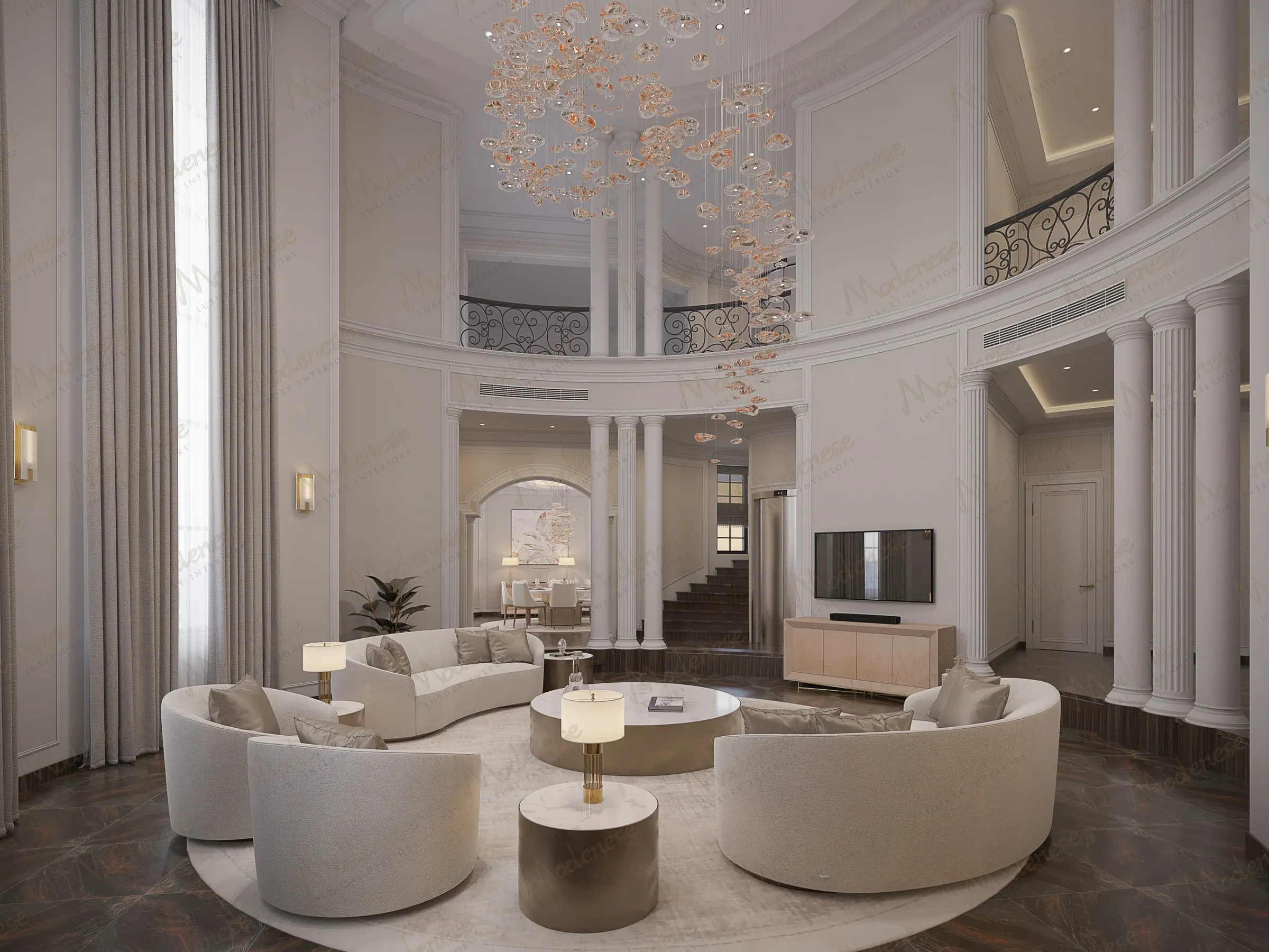 配备弧形米色座椅、大理石台面桌子、深色木地板和戏剧性级联玻璃吊灯的现代迈阿密别墅客厅，吊灯位于带有古典柱子和铁制阳台栏杆的双层挑高天花板下方