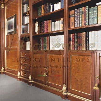 klasický luxusní knihovnický nábytek jedinečný rafinovaný zlatý listový povrch interiéry řemeslné viktoriánské benátské detaily dekor masivního dřeva jedinečná výroba dřevěného nábytku bohaté vybavení kvalitní italské špičkové ateriály briarwood vřesovcové dřevo výplně jedinečné bytové dekorace