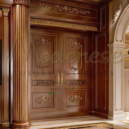 vyrobeno v Itálii ruční barokní exkluzivní vyřezávané dveřní dekory povrchová úprava masivní dřevo nejkvalitnější materiály nejkvalitnější bytové dekorace viktoriánské interiéry nápady vyrobeno v Itálii výroba královský ruční zlatý list detaily tradiční královské paláce a vily pevný nábytek řemeslné zpracování vysoká kvlita nejlepší zakázková výroba luxusní klasický italský nábytek výroba