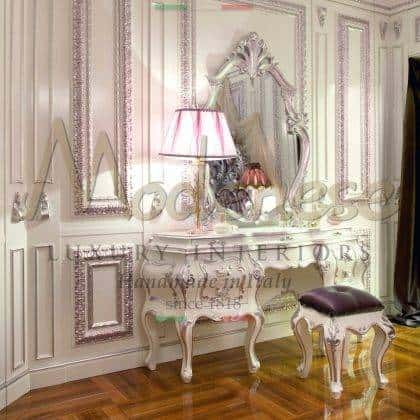 exkluzivní vyrobený v Itálii zdobený lakovaný kosmetický stolek tradiční benátský toaletní stolek elegantní benátská zrcadla detaily elegantní rafinovaný listové růžové stříbro povrch detaily swarovski knoflíky dekorativní křeslo ručně vyřezávané klasické stříbrné provedení masivní dřevo ornamentální luxusní špičková kvalita proedení v listovém stříbře zrcadlo, italská řemeslná ruční výroba nábytku