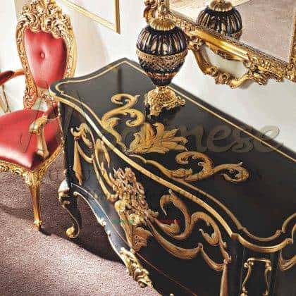 luxusní životní styl elegantní skříňka v barvě černé vykládaná zlatými detaily exkluzivní zlaté zrcadlo na zakázku nejvyšší kvalita tradiční luxusní nábytek vyrobený v Itálii klasický styl prémiový ručně vyráběný nábytk na úrovni špičkový nábytek s rafinovanými detaily z masivního dřeva