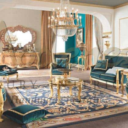 prvotřídní kvalita elegantní majestátní luxusní špičkové klasické pohovky a křesla s elegantní královsky modrou látkou s odpovídajícím polštářem a konferenčním stolkem ve zlatých detailech vyrobeno v Itálii masivní dřevo rafinovaná ruční výroba italské interiéry majestátní nejlepší kvalita empírové baroko jedinečný styl nábytku na míru elegantní látky a povrchové úpravy na zakázku exkluzivní design nadčasový eegantní design královská vila nejlepší ornamentální exkluzivní paláce