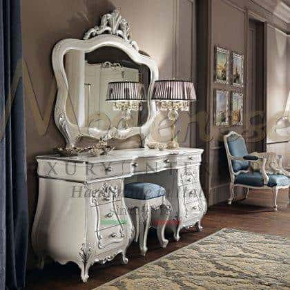 majestátní bílý lakovaný kosmetický stolek detaily povrchové úpravy ve stříbrných listech elegantní italská řemeslná výroba exkluzivní italský klasický barokní benátský nábytek elegantní benátské barokní královské zrcadlo ručně vyřezávané dekoraivní prvky stříbrné detaily palácový nábytek vyrobený v Itálii nábytek