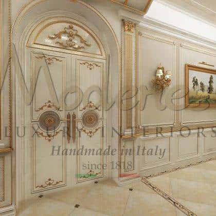 elegantní domovní dveře vily ručně vyráběný nábytek z masivního dřeva perleťové bohaté detaily okouzlující elegantní zdobené rafinované zlaté řezby detaily dokončení majestátní benátská empírová zlaté řezby ruční detaily dokončení barokní benátský styl vyrobeno v Itálii na akázku kvalitní design domácí dekorace vily interiéry pevný nábytek