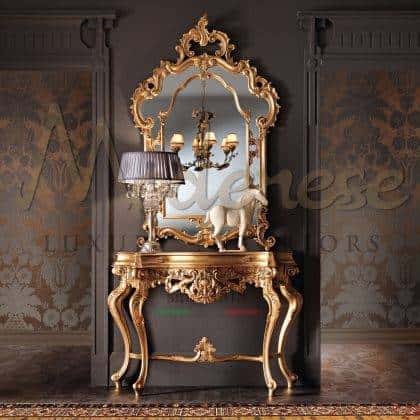 výroba v Itálii nejkvalitnější interiérový nábytek z masivního dřeva pro elegantní královské paláce a vily zařizovací předměty vyřezávané benátské figurální zrcadlo výroba nejkvalitnějšího italského ručně vyráběného nábytku elegantní řezby dřevěná povrchová úprava detail rafinované tradiční benátské barokní viktoriánské zařizovací předměty