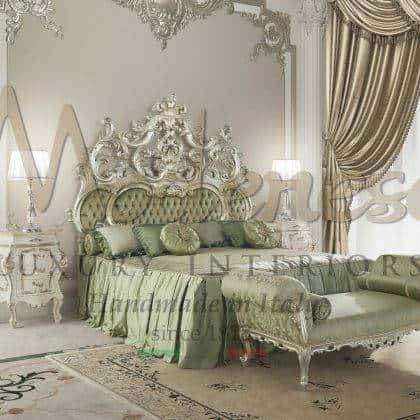 noblesní empírová luxusní italská elegantní postel klasická stříbrná listová úprava detaily zelený onyx vrchní elegantní čelo dekorace swarovski knoflíky půvabné rafinované stříbrné detaily nábytek z masivního dřeva vyrobený v Itálii řemeslné zpracování italská vilakrálovské dekorace nábytek v barokním stylu masivní dřevo na zakázku