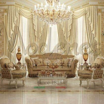 benátský styl vyrobený v Itálii klasický nábytek luxusní látky krásná 2místná pohovka nápady nadčasové interiéry pro královské palácové projekty obývací pokoje povrch z listového zlata stojany na vázy tradiční sedací souprava klasické konferenční stolky s onyxovou deskoumasivní dřevo ruční výroba luxusní italský nábytek řemeslné zpracování