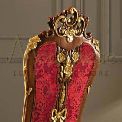 ruční výroba nejkvalitnější řezby z masivního dřeva elegantní červená sametová látka krásný design židlí nadčasové rafinované nápady na židle do jídelny nábytek z masivního dřeva na zakázku italská nejvyšší kvalita tradiční barokní styl luxusní bytový dekor prémiové ručně vyráběné interiéry řemeslná výroba ornamentální bohatý design ručně vyráběnéornamentální detaily elegantní bytový dekor majestátní palácový projekt