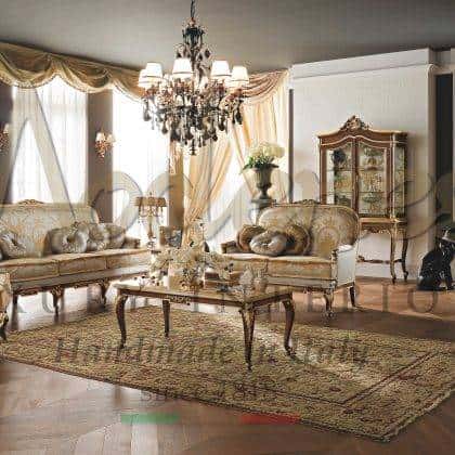 luxusní klasika vyrobená v Itálii rafinovaný nábytek do obývacího pokoje elegantní vyrobeno v Itálii křesla z masivního dřeva pohovky konferenční stolek s mramorovou deskou exkluzivní italský design špičkové bytové dekorace ornamentální detaily zlatých listů francouzský nábytek replika viktoriánský jedinčný styl nadčasové barokní interiéry rafinované rokokové řemeslo