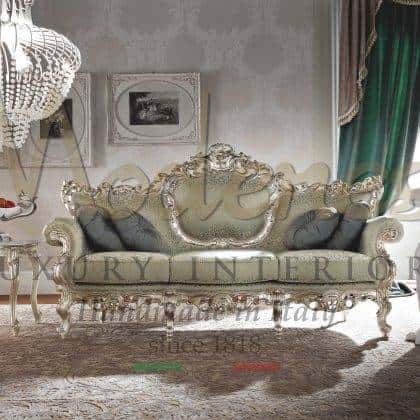 优雅的威尼斯风格 独家巴洛克式三人沙发 永恒的定制家居装饰品 奢华的客厅 精致的装饰性沙发套装 实木手工雕刻 银叶饰面 传统优雅的生活方式 奢华生活 洛可可式高端手工家具生产