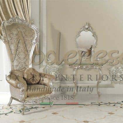 ornamentální elegantní exkluzivní konzole vyrobená v Itálii kolekce nábytku luxusní horní zelený onyx mramor konzole exkluzivní látky královský palác stříbrné listy detaily povrchová úprava ručně vyřezávané nohy konzole nadčasové zakázkové domác dekorace luxusní bydlení jedinečné interiéry italská řemeslná výroba