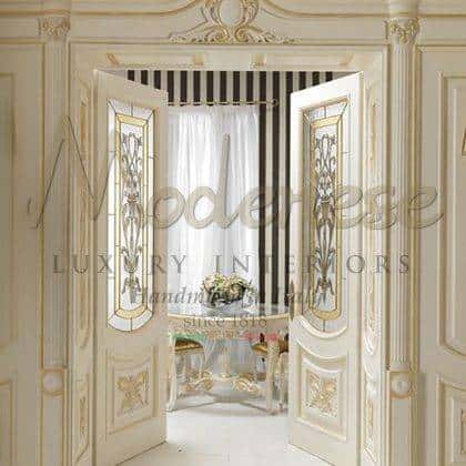 handcrafted carved door with refined gold details in solid wood venetian baroque classic style villa palaces home ideas top quality elegant made in italy reproduction majestic best quality empire victorian baroque unique solid wood bespoke exclusive finishes custom-made design traditional royal palaces furnishing projects fixed furniture