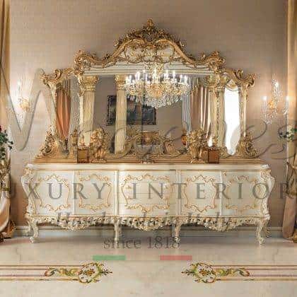 elegantní rafinované figurální zrcadlo v povrchové úpravě zlatých listů ručně vyřezávané dekorativní prvky zlaté detaily palácový nábytek vyrobený v Itálii elegantní italská řemeslná výrobaexkluzivní italská klasika barokní benátský nábytek vyrobený v Itálii