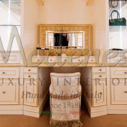prvotřídní kvalita řemeslně ručně vyřezávané benátské apartmá toaletní skříňky výroba nejkvalitnějšího rafinovaného povrchu perleťové slonoviny vyrobeno v Itálii ručně vyráběný nábytek elegantní ručně vyráběné zlaté detaily tradiční benátský barokní viktoriánský psací stůl toaletní skříňka nejkvalitnější interiéry z masivního dřeva ornamentání nábytek pro elegantní královské paláce a vily zařizovací projekty
