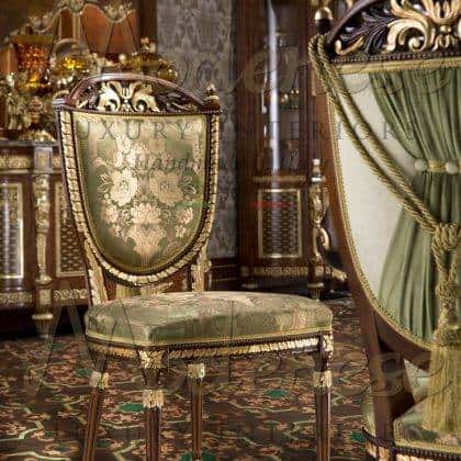 luxusní špičková klasická židle s elegantní zelenou látkou vyrobená v Itálii masivní dřevo rafinované jídelní židle ručně vyráběné italské interiéry majestátní nejlepší kvalita empírový styl látky na zakázku povrchové úpravy exkluzivní design francouzský nábytek reprodukcenadčasový elegantní design královská vila dekorativní tradiční jídelna