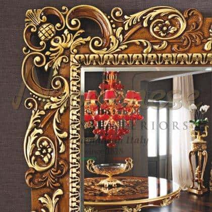 vkusný královský nábytek obdélníkové figurální zrcadlo řezby detaily rámu ruční výroba barokní tradiční benátský masiv rafinované zlaté povrchy vyrobeno v Itálii interiéry z masivního dřeva prémiová kvalita ruční výroba špičkové detaily na zakázku ruční výroba na míru soukromý a veřejný exluzivní design luxusní bydlení životní styl vyrobeno italskými řemeslníky