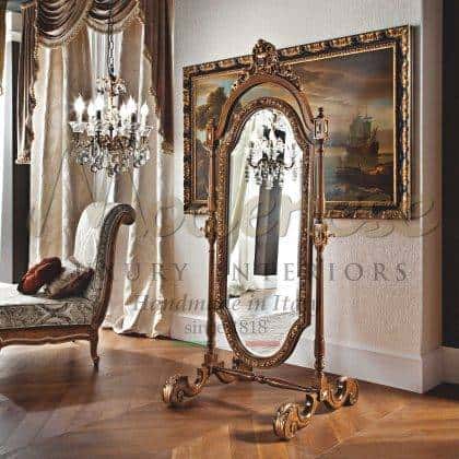 empírové majestátní italské figurální podlahové zrcadlo exkluzivní nábytek ručně vyrobený v Itálii z masivního dřeva dekorativní detaily rámu ručně vyrobený horní zrcadlový nábytek na míru klasický barokní styl detaily povrchové pravy jedinečný exkluzivní masivní dřevěný luxusní nábytek výroba