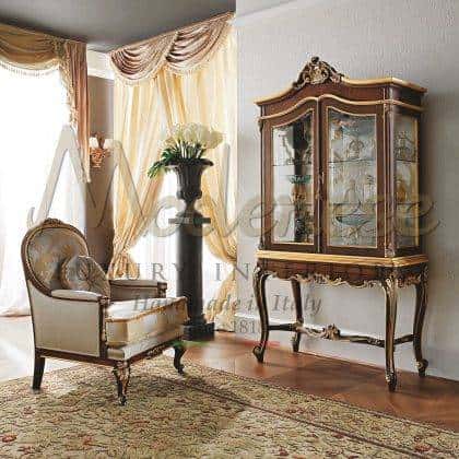 ručně vyráběné elegantní intarzované vitríny nejvyšší kvalita italský barokní styl luxusní nábytek ručně vyráběné dekorace rafinované zlaté detaily elegantní přizpůsobitelnédetaily masivní dřevo ruční řezba domácí dekor exkluzivní nábytek