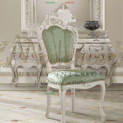 ornamentální luxusní klasická židle italský styl tradiční nábytek z masivního dřeva vysoce kvalitní ručně vyráběný nábytek opulentní bohaté luxusní bydlení interiéry na míru ruční výroba exkluzivních řemeslných židlí elegantní a noblesní lakovaný povrch s stříbrnými listovými detaily měkká výroba v Itálii elegantní zelená látka