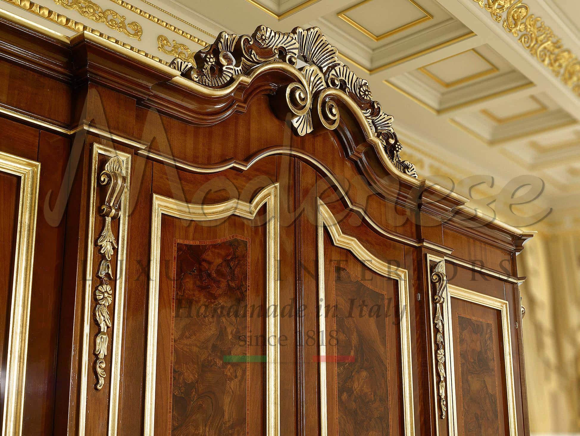 klasické dřevěné dveře na míru luxusní detaily zlaté opulentní zlaté listy vyřezávané dřevo řemeslně učně vyráběné na zakázku italský design vysoká kvalita drahé interiér