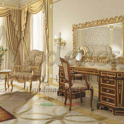 luxusní exkluzivní elegantní kosmetický stolek rafinované detaily zlatých plátků elegantní ručně vyráběné ornamentální intarzie špičkový dřevěný špičkový barokní nábytek v benátském stylu exkluzivní nábytek špičková řemeslná výroba interiérů majestátní benátské vyřezávané intarzie zrcadlo pro královské paláce bytové dekorace na zakázku dekorace vil na míru masivnídřevo vyrobeno v Itálii ruční výroba viktoriánský rokokový styl designu