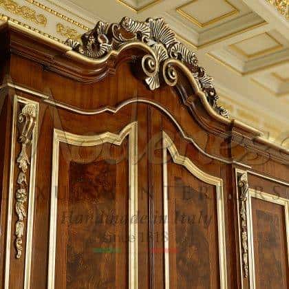 luxusní exkluzivní elegantní vyřezávané dveře rafinované detaily zlatých listů elegantní ručně vyráběné ornamentální intarzie špičkový dřevěný špičkový barokní benátský styl exkluzivní pevný nábytek špičková řemeslná výroba interiérů majestátní benátské vyřezávané intarzie dveře pro královské paláce bytové dekorace na zakázku vily dekor na míru masivní dřevo yrobené v Itálii ruční výroba viktoriánský rokokový designový styl