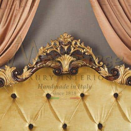 klasický elegantní ořech bohaté detaily luxusní tradiční benátský královský dekor čelo postele rafinované Swarovski knoflíky majestátní na zakázku kvalitní design ručně vyráběný nábytek z masivního dřeva nejkvalitnější materiály zlatý povrch klasická bytová dekorace elegantní barokní benátský styl vyrobeno v Itálii vily intriéry na zakázku exkluzivní projekty italských kvalifikovaných řemeslníků