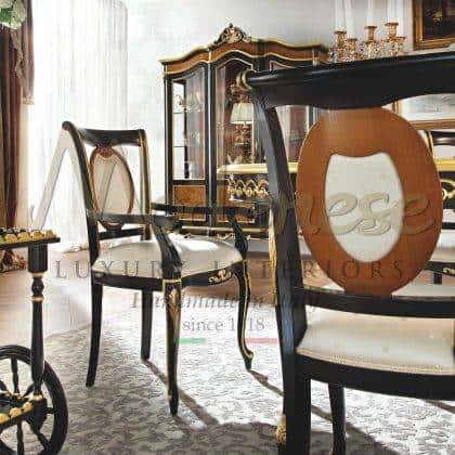nadčasový elegantní design nejkvalitnější masivní dřevěné materiály klasické luxusní židle s područkami vyrobené v Itálii drahé látky majestátní jídelní židle v barokním stylu černě lakované detaily zlatých listů ručně vyráběný italský nábytek exkluzivní francouzský nábytek replikace nadčasový bytový nábytek interiérový design královsk vila ornamentální tradiční jídelna špičková řemeslná výroba nábytku