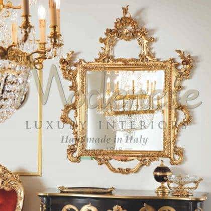 řezby z masivního dřeva na míru figurální čtvercové zrcadlo tradiční benátský styl ručně vyráběný nábytek na míru elegantní detaily zlatých listů vyrobený v Itálii klasický horní dřevěný královský luxusní designexkluzivní paláce nábytek unikátní výroba luxusního nábytku na zakázku